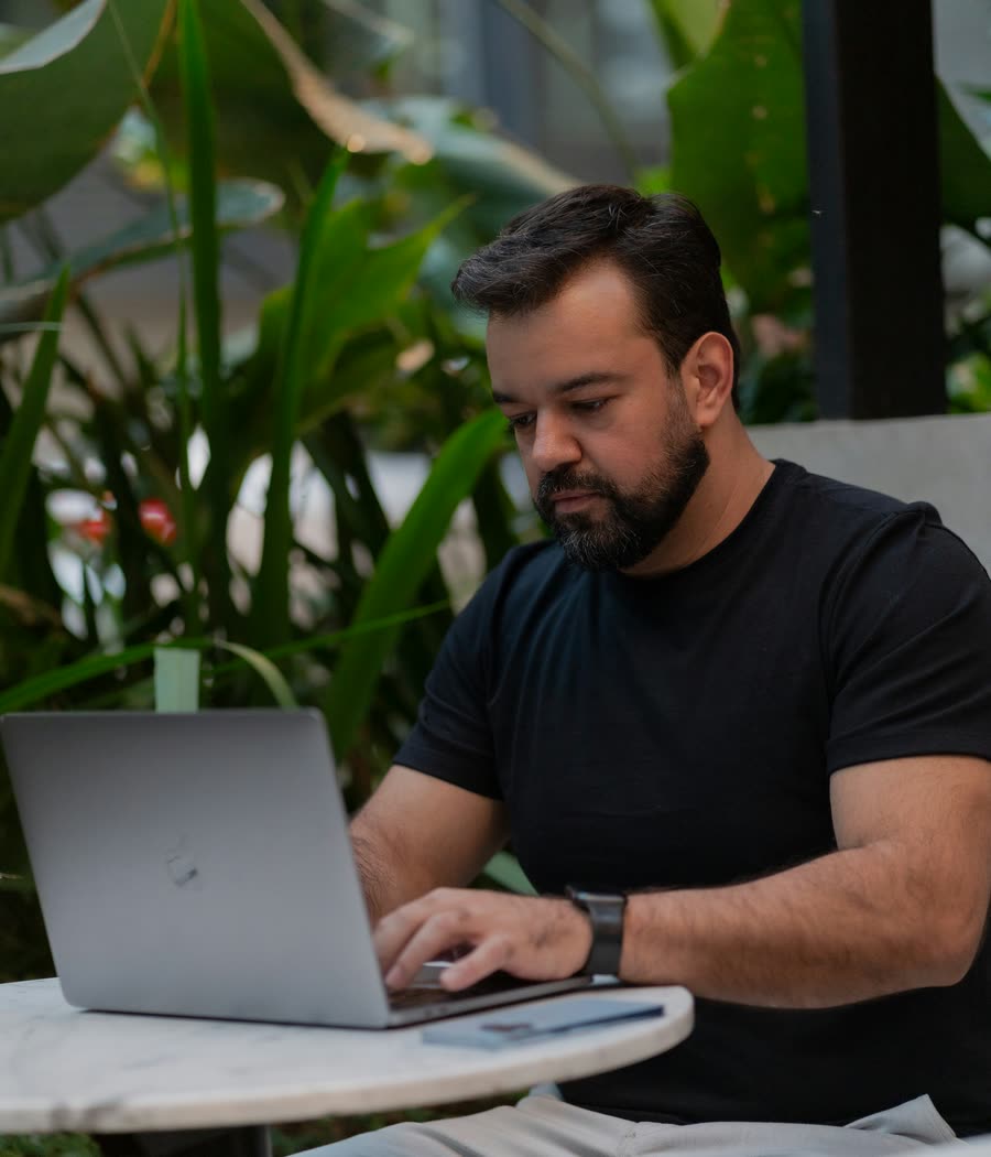 Un inversionista revisando un proyecto desde su laptop